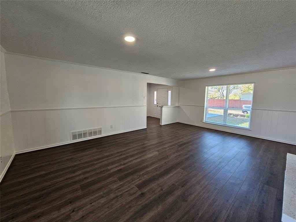 2400 Meadow Creek Dr - Photo 7 of 33