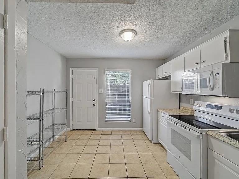 1901 Kingswood Ct #1905 - Photo 4 of 9