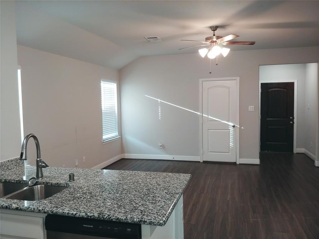 1429 Warringwood Dr - Photo 5 of 8