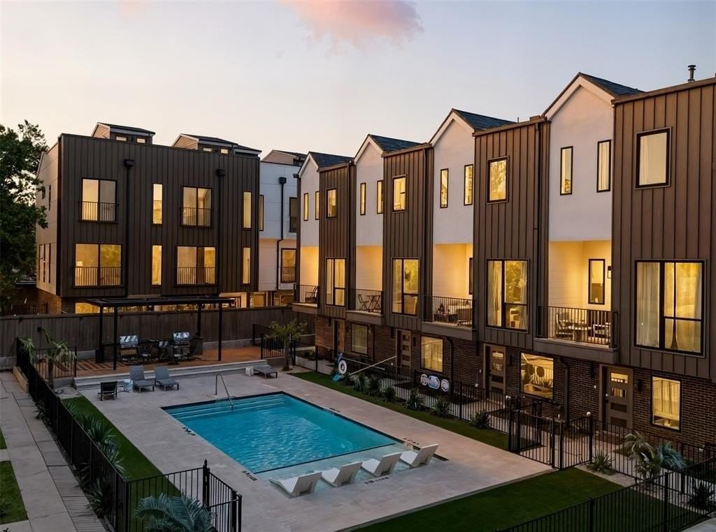 4517 Munger Ave #102 - Photo 5 of 38