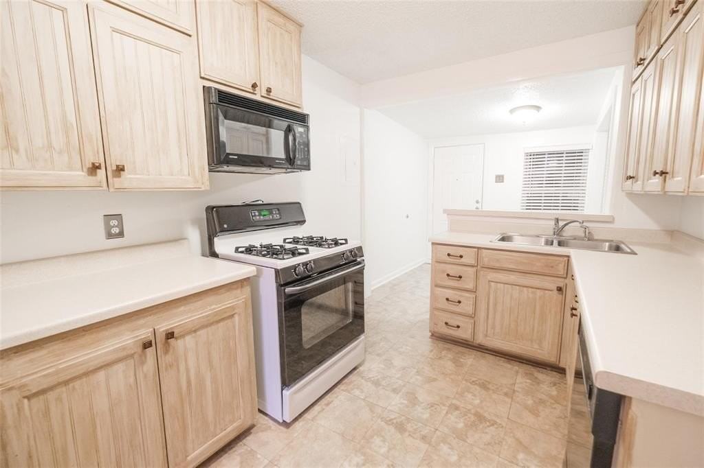 3908 Dexter Ave - Photo 5 of 16