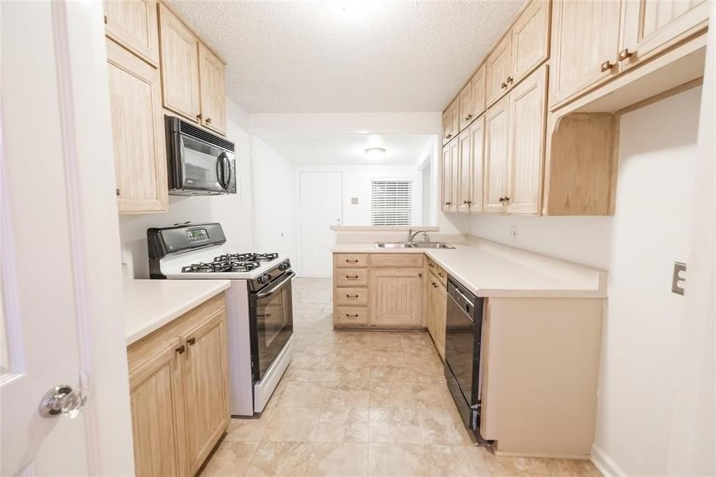 3908 Dexter Ave - Photo 6 of 16