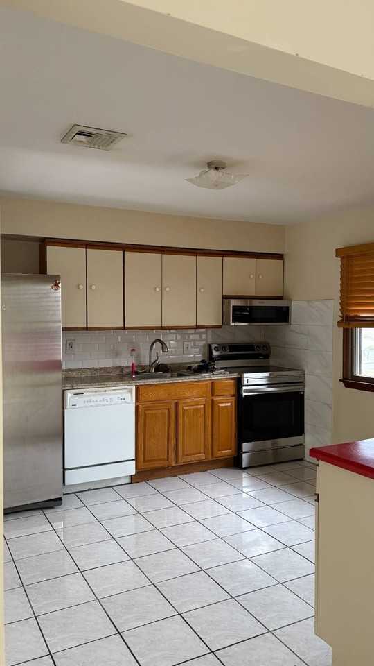 182 Jerusalem Ave - Photo 3 of 7