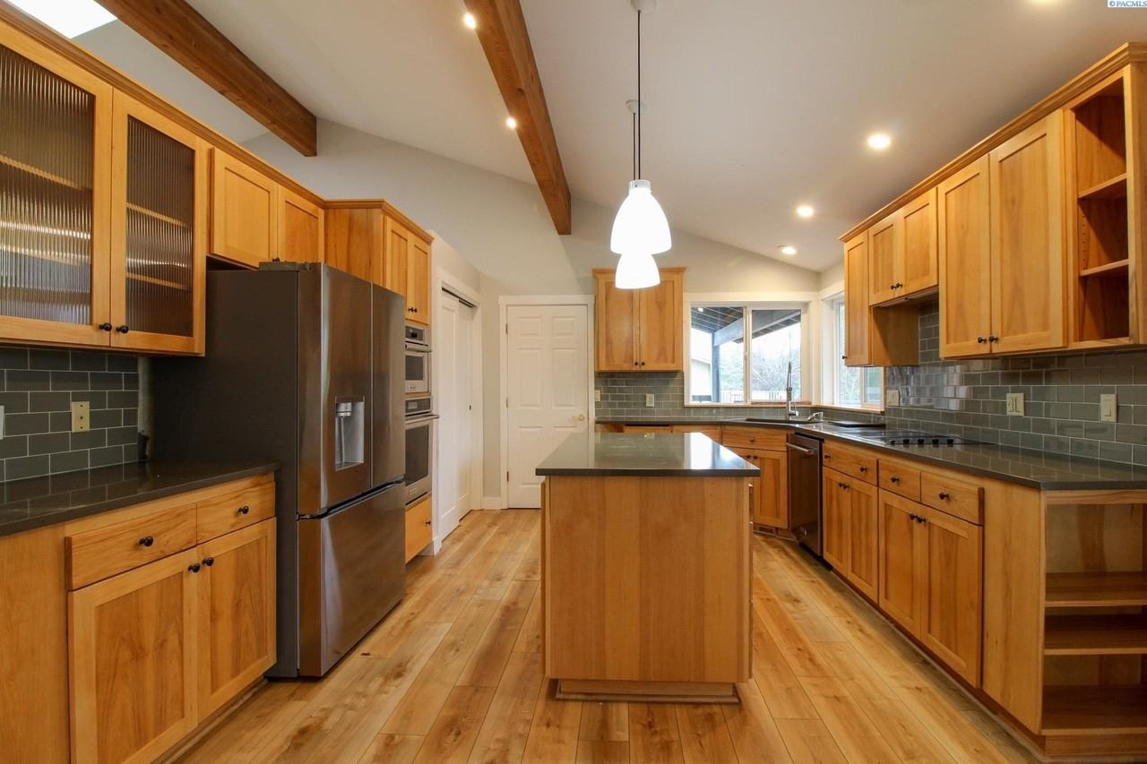 208 Wallace St - Photo 3 of 23