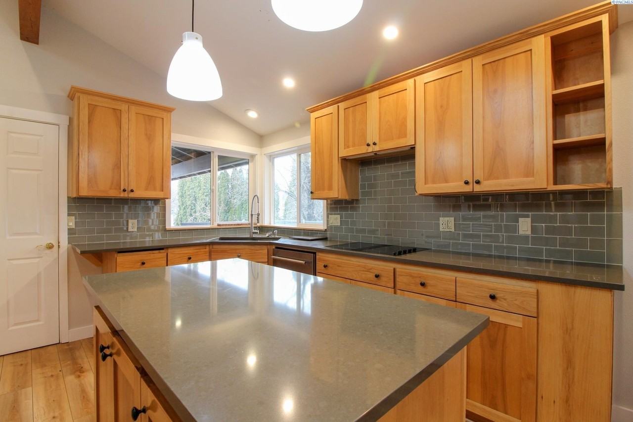 208 Wallace St - Photo 4 of 23