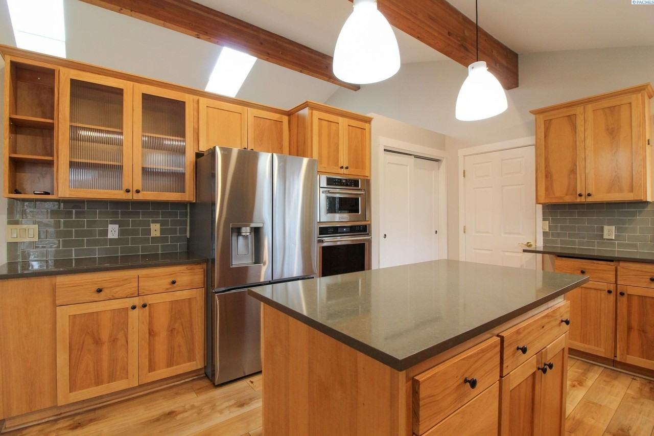 208 Wallace St - Photo 5 of 23