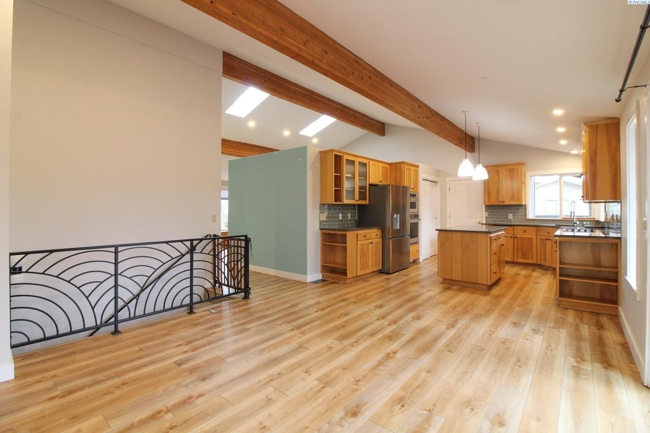 208 Wallace St - Photo 6 of 23