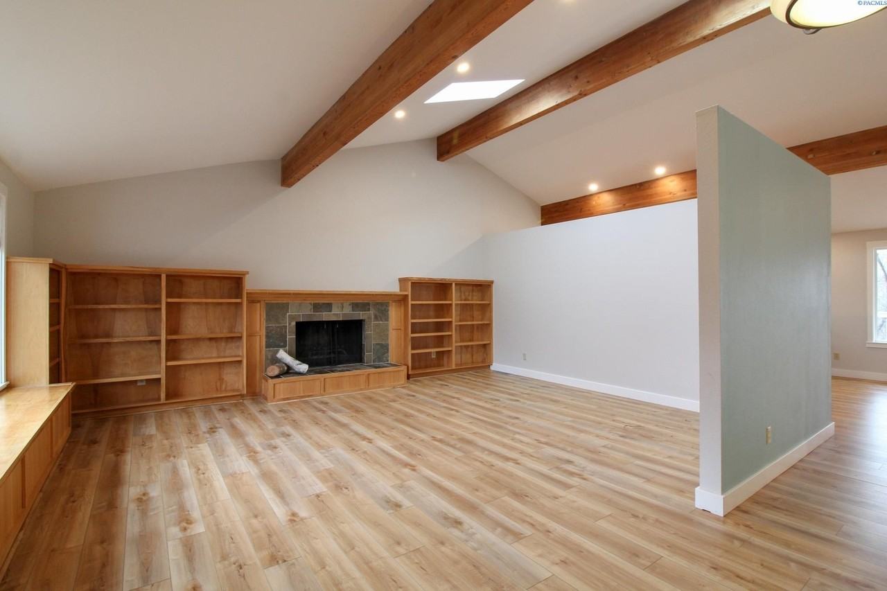 208 Wallace St - Photo 7 of 23