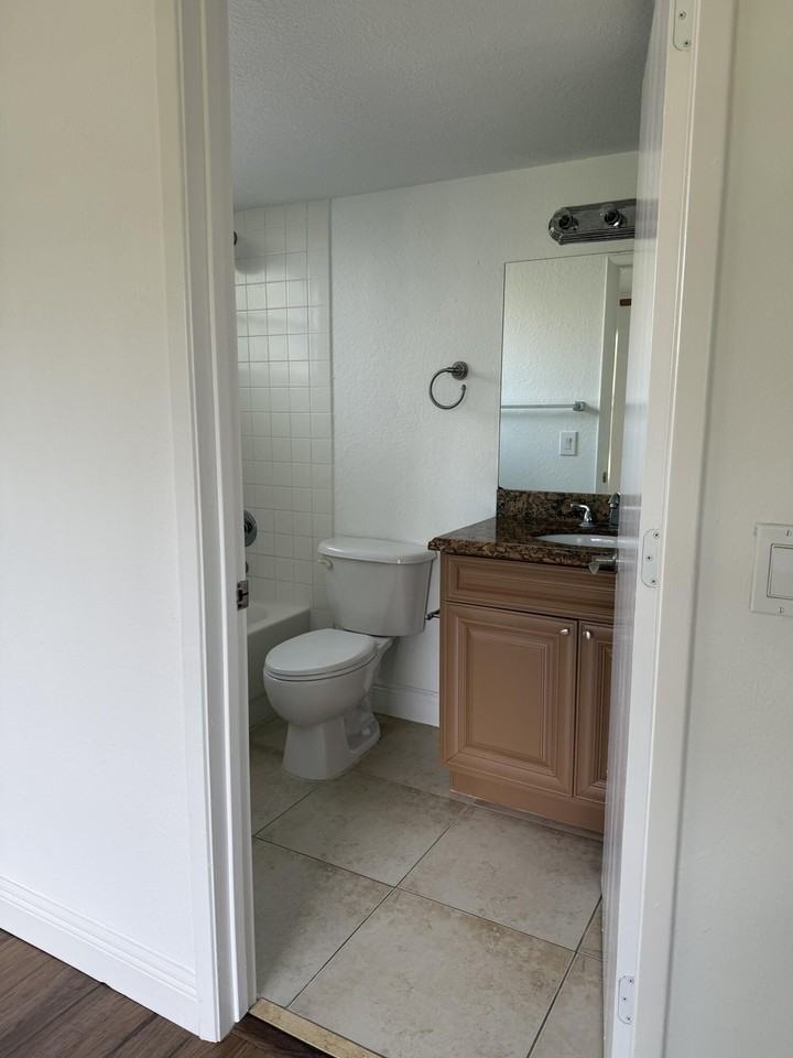 1661 Balfour Point Dr #G - Photo 3 of 7