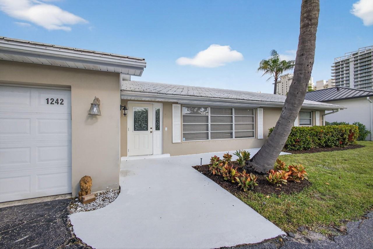 1242 N Harbor Dr - Photo 6 of 50