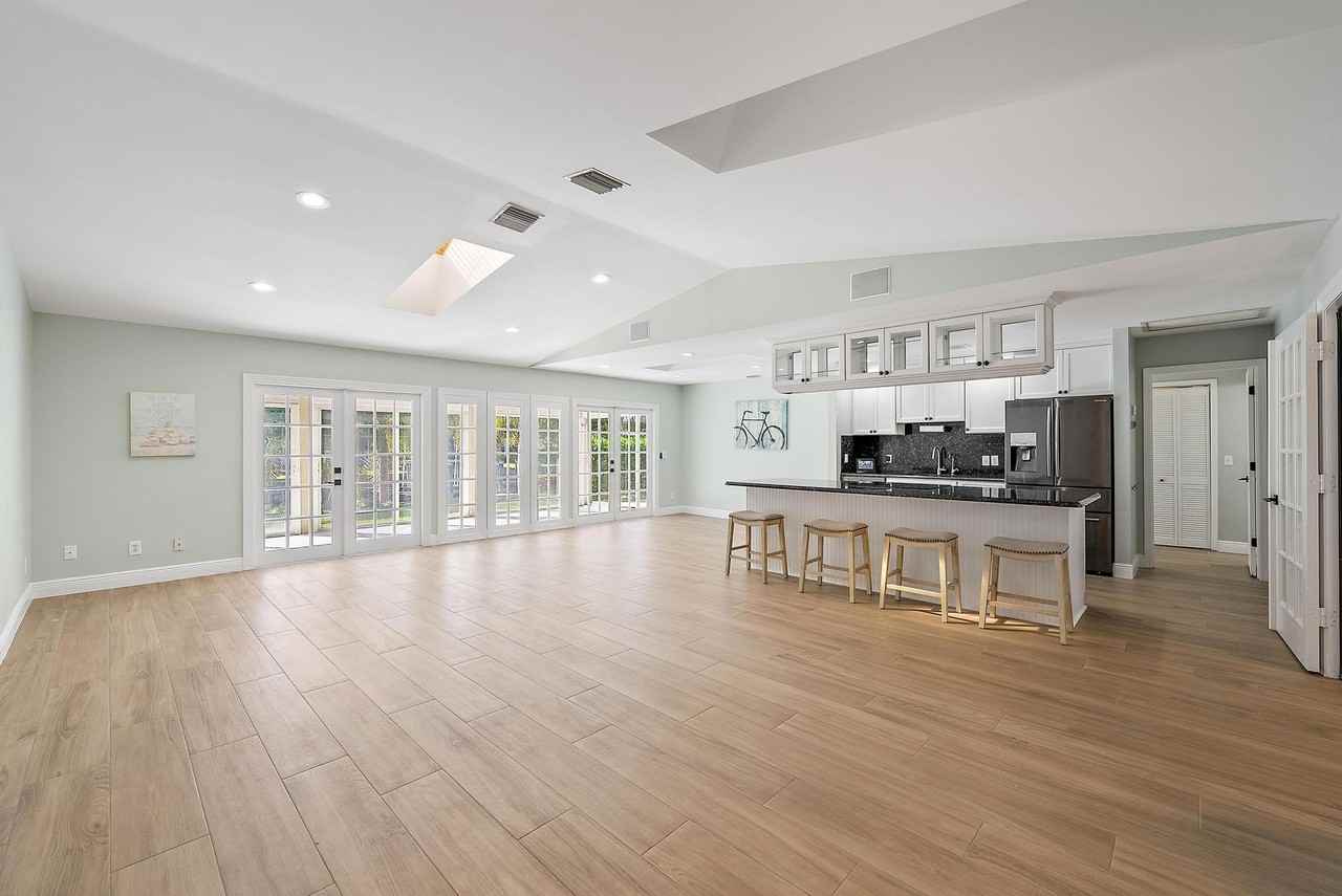 1260 Sw 25th Ln - Photo 3 of 37