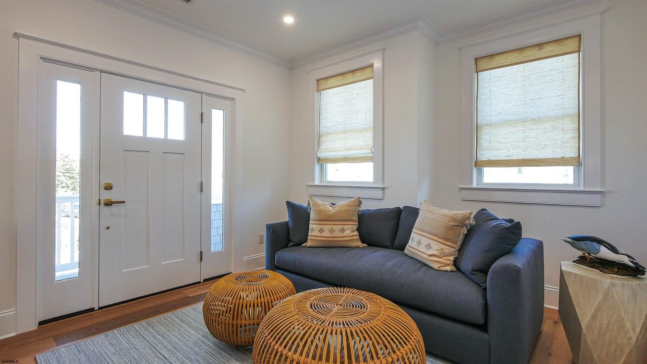 106 N Derby Ave - Photo 2 of 35