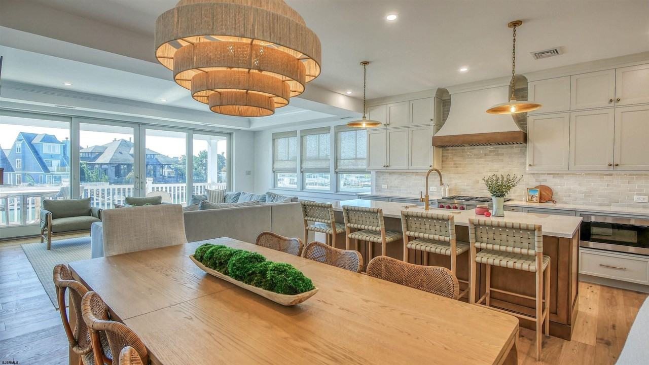 106 N Derby Ave - Photo 4 of 35