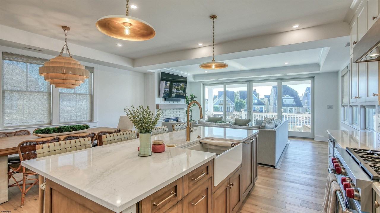 106 N Derby Ave - Photo 5 of 35