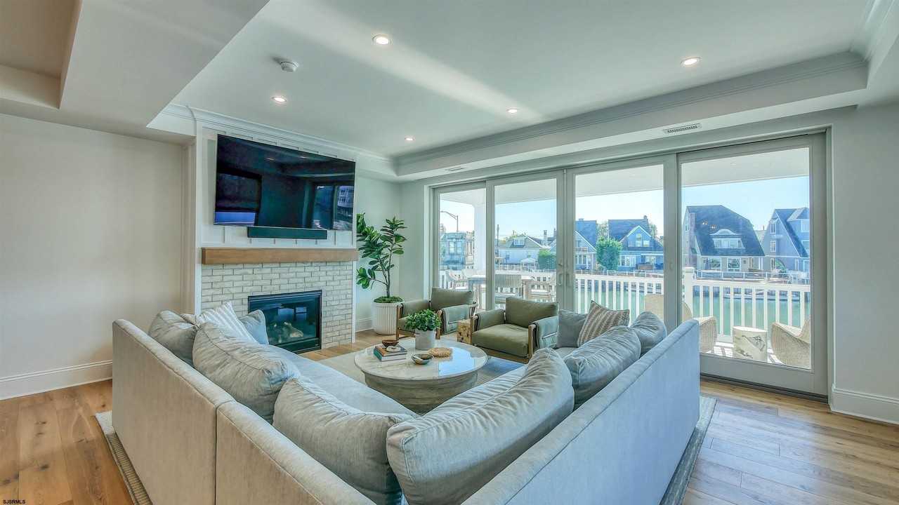 106 N Derby Ave - Photo 6 of 35