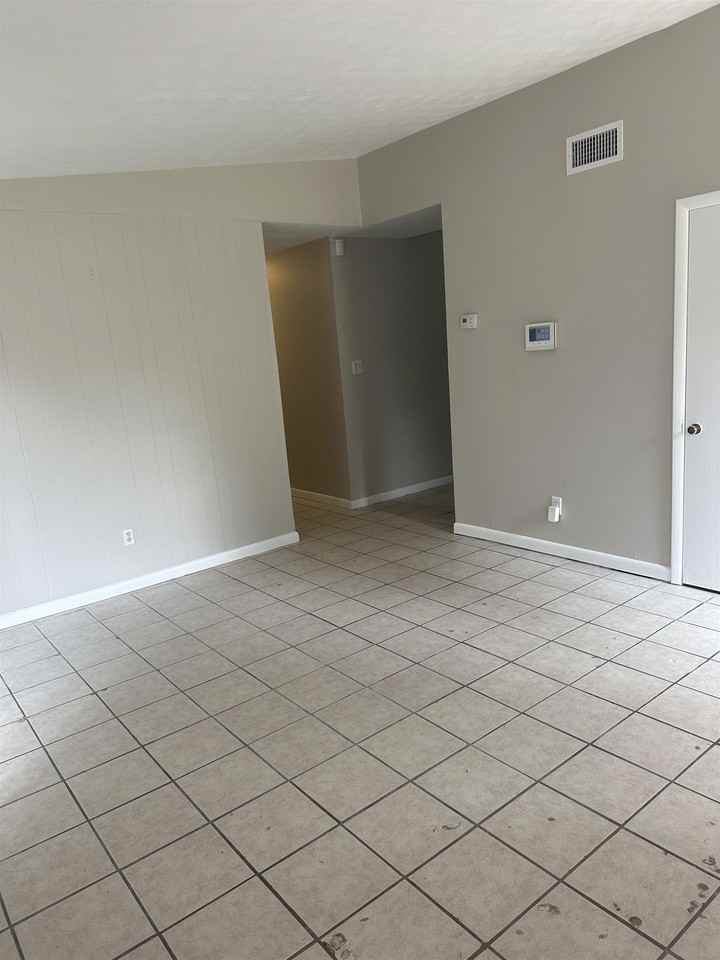 422 Essex Dr - Photo 2 of 17