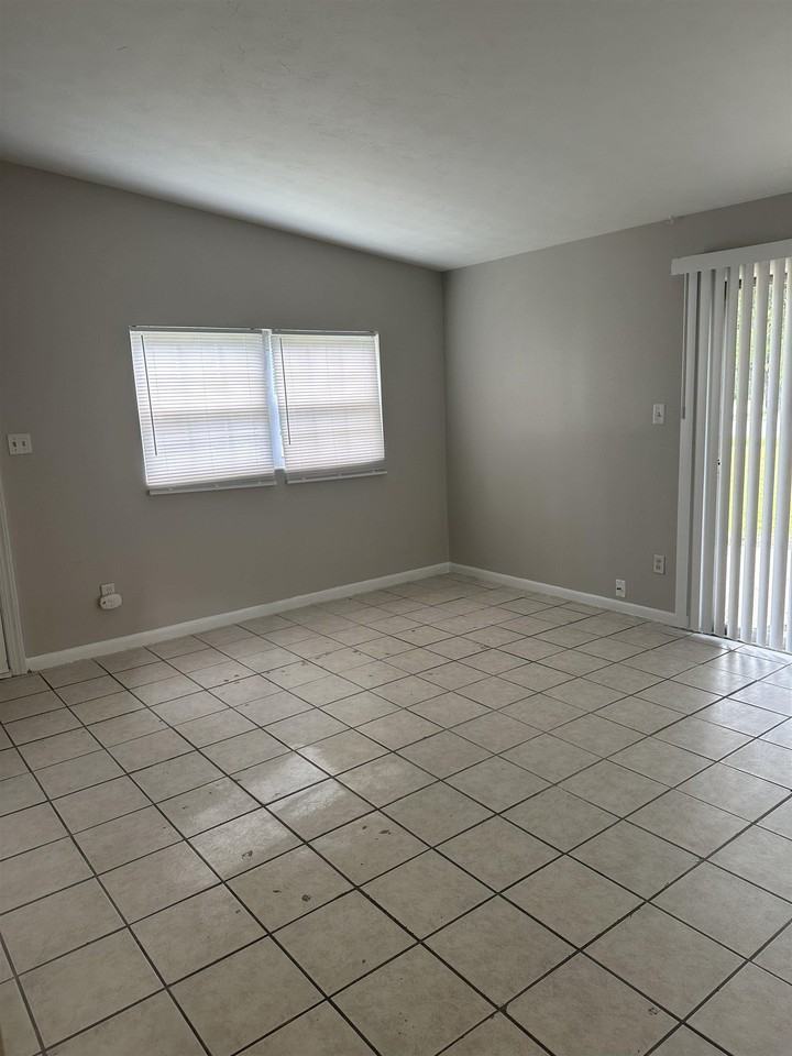 422 Essex Dr - Photo 3 of 17