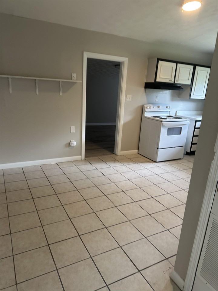 422 Essex Dr - Photo 4 of 17