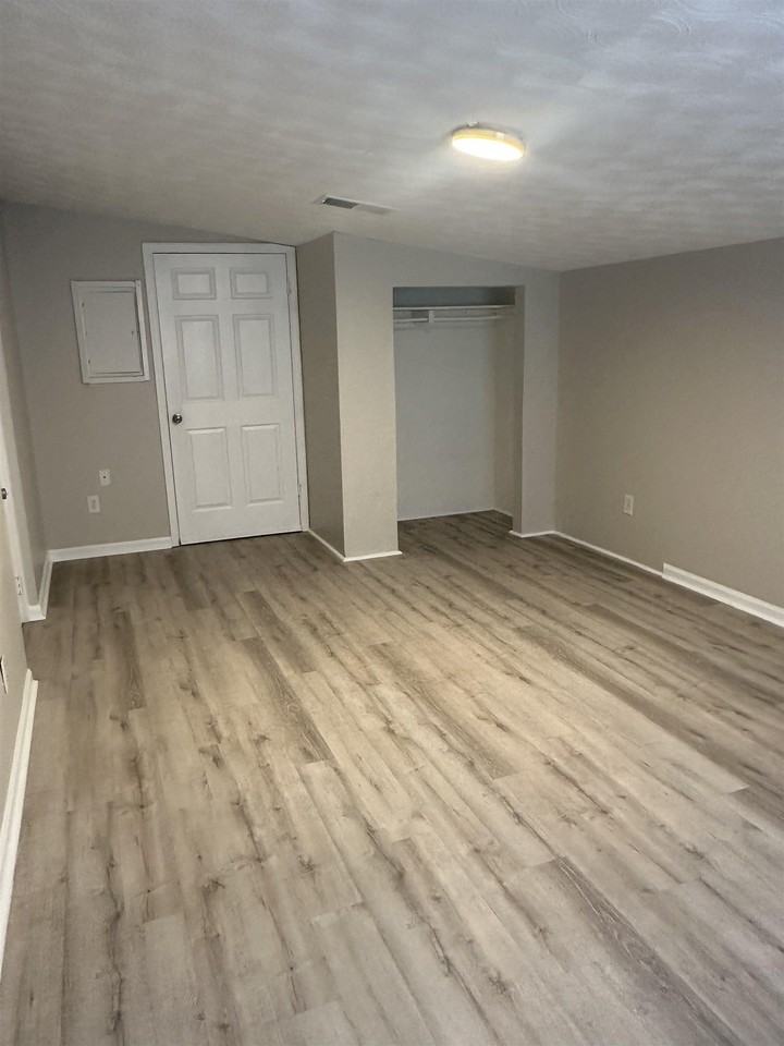 422 Essex Dr - Photo 6 of 17