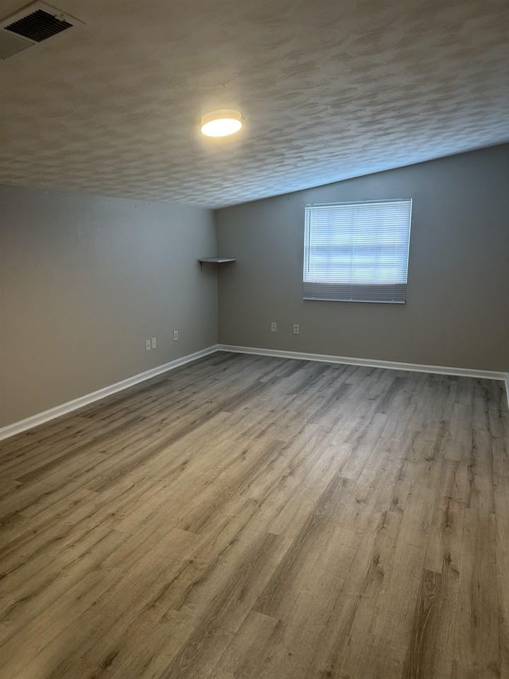 422 Essex Dr - Photo 7 of 17