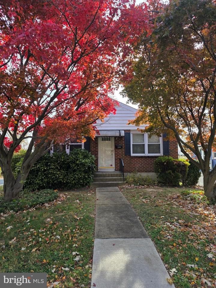 1008 Fairview Ave - Photo 4 of 25