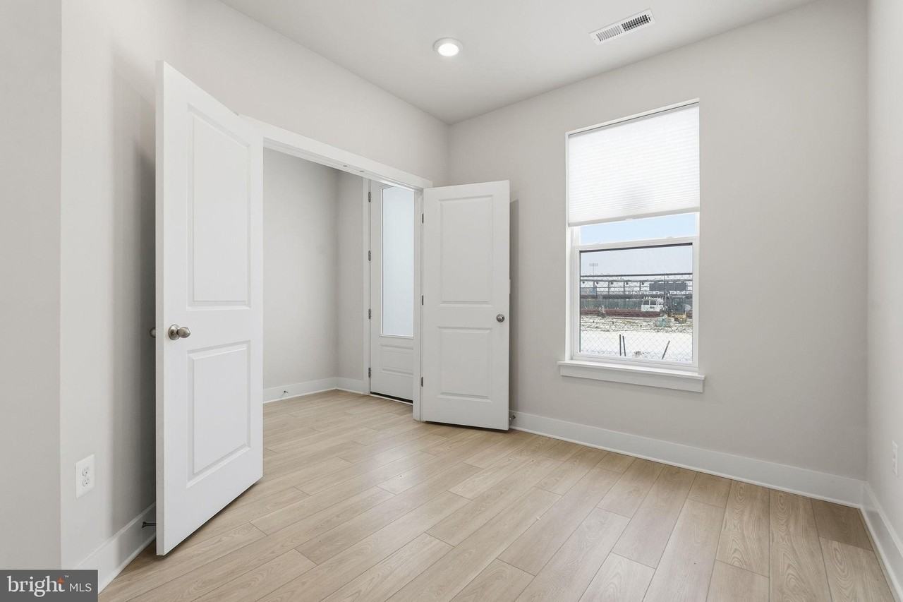 110 Crown St - Photo 2 of 35