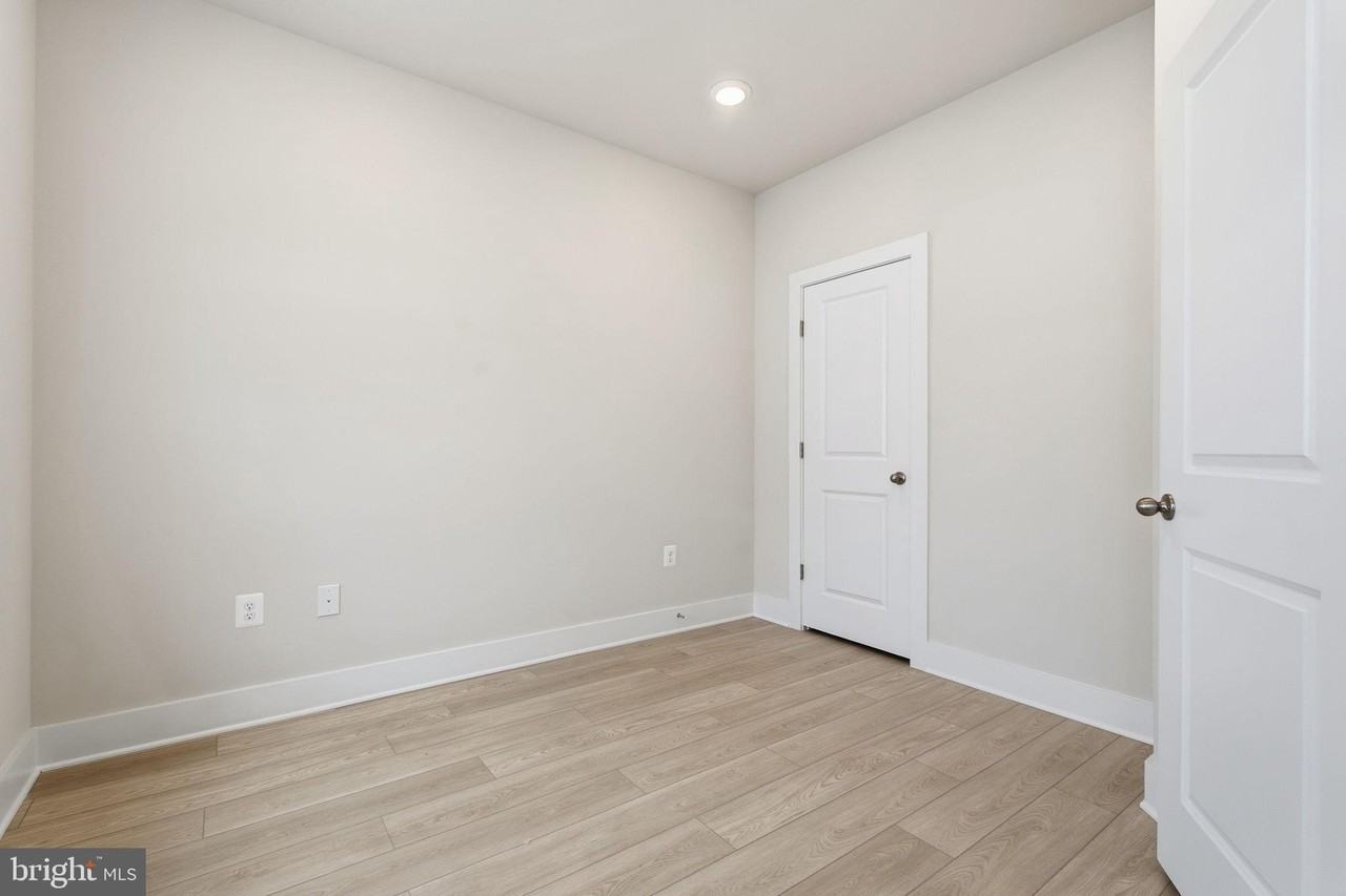 110 Crown St - Photo 3 of 35