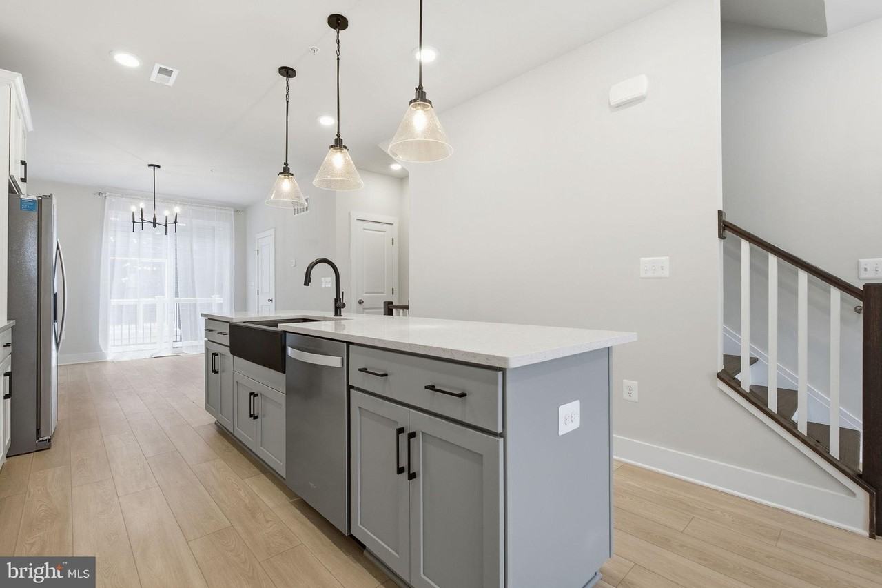 110 Crown St - Photo 6 of 35