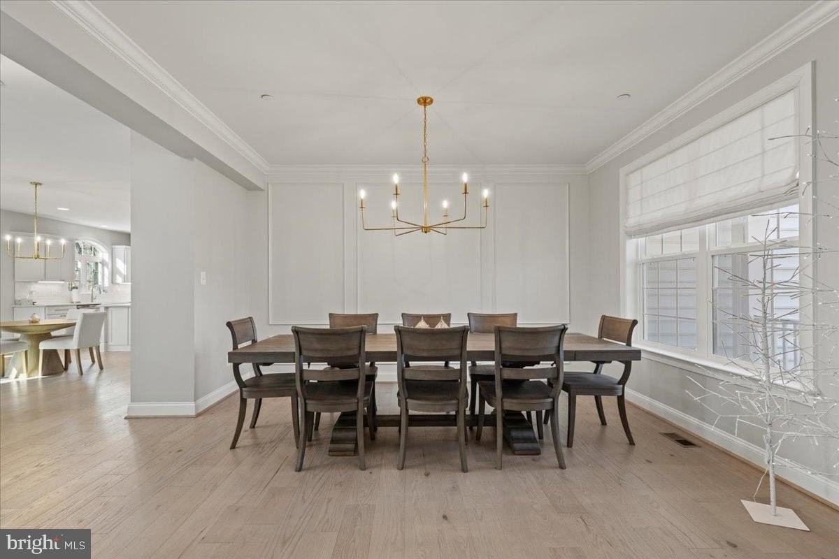 2061 Saint Pauls Ct - Photo 5 of 31