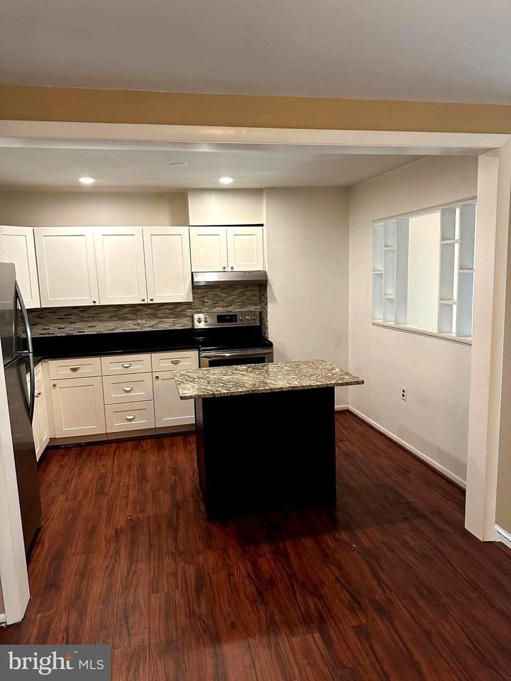 6300 Bentham Court - Photo 6 of 40