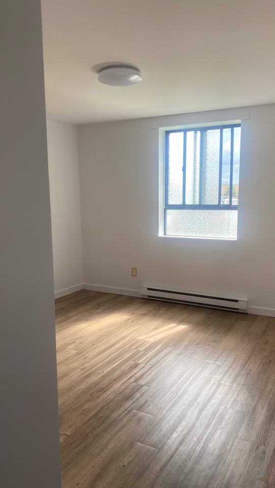 645 Glengarry - Photo 3 of 7