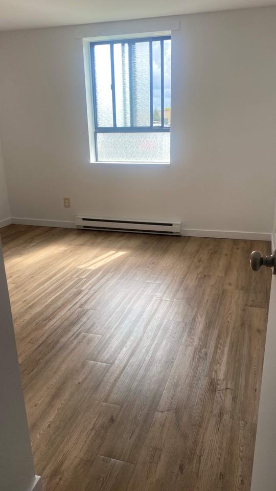 645 Glengarry - Photo 4 of 7