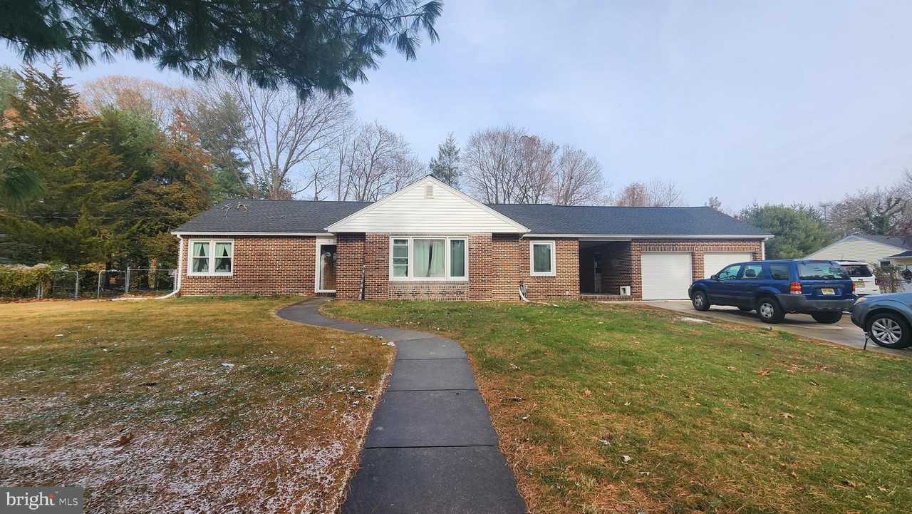 211 University Blvd - Photo 2 of 22