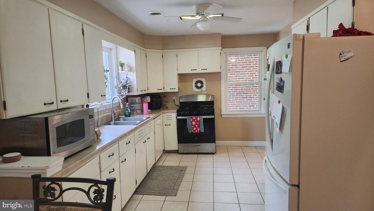 211 University Blvd - Photo 6 of 22