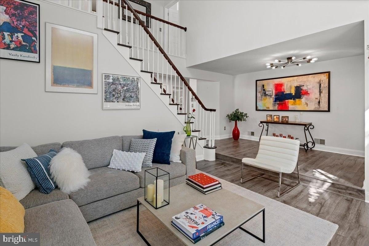 9 Cromwell Ct - Photo 6 of 50