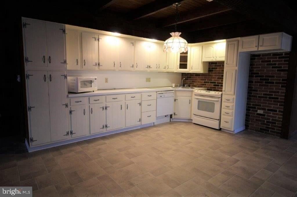 1401 Holtwood Rd - Photo 4 of 20