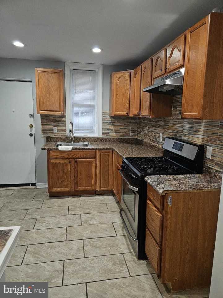 1528 West Oakdale Street - Photo 4 of 14