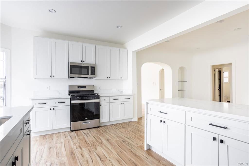 740 S Stanley Ave - Photo 2 of 8