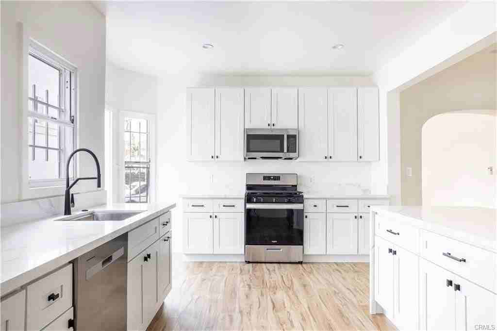 740 S Stanley Ave - Photo 3 of 8