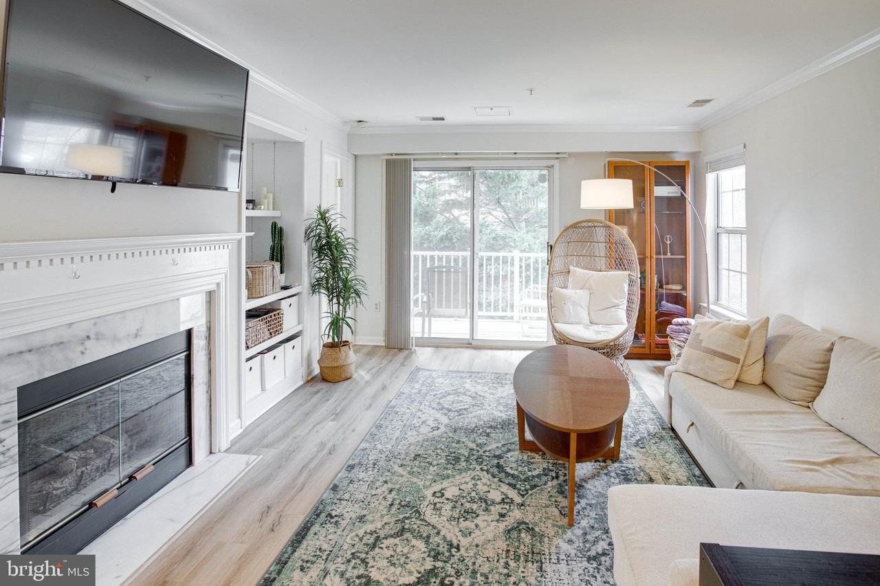 13615 Garfield Pl Apt 203 #203 - Photo 2 of 25