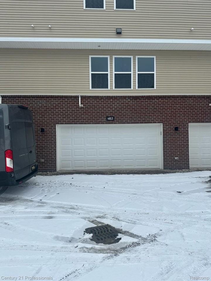 4813 Parkside Ln - Photo 2 of 12