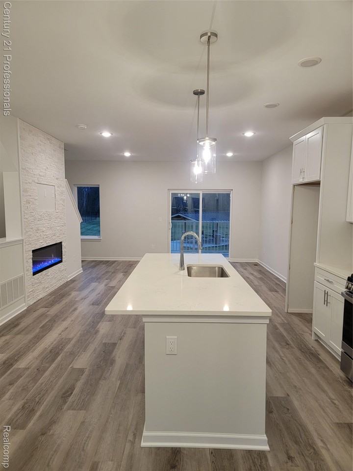 4813 Parkside Ln - Photo 3 of 12