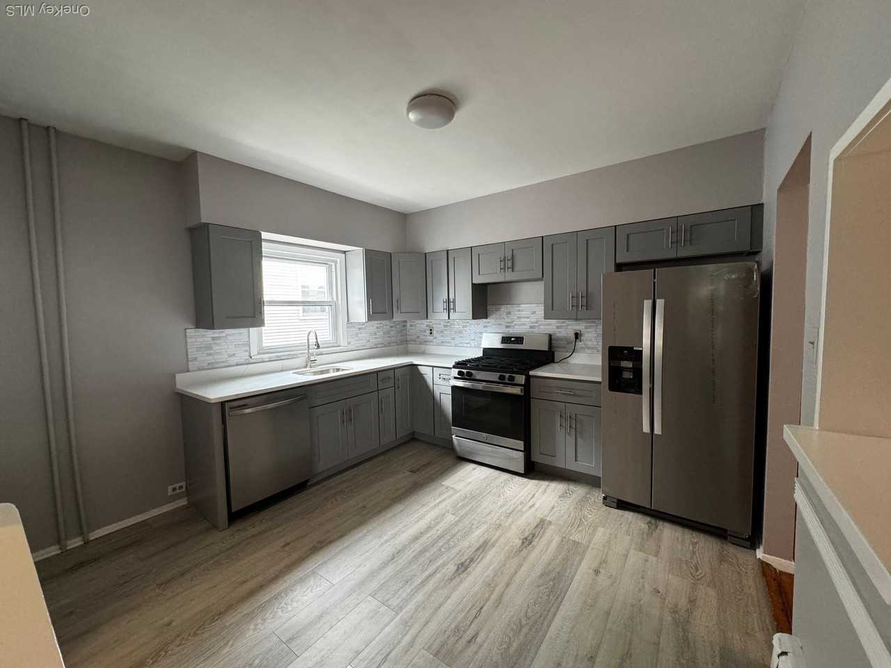 561 East Olive Street - Photo 4 of 9