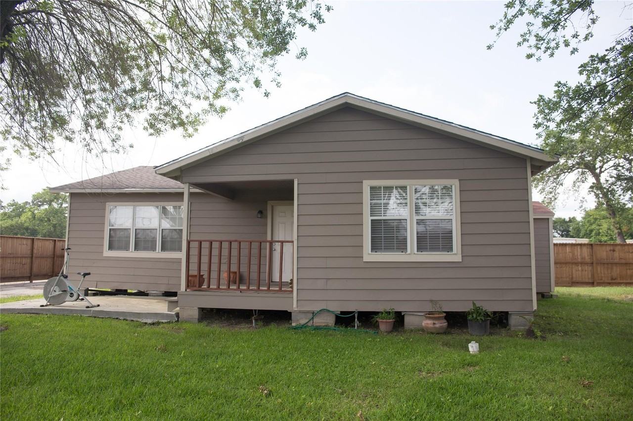 16947 Avenue a - Photo 2 of 12