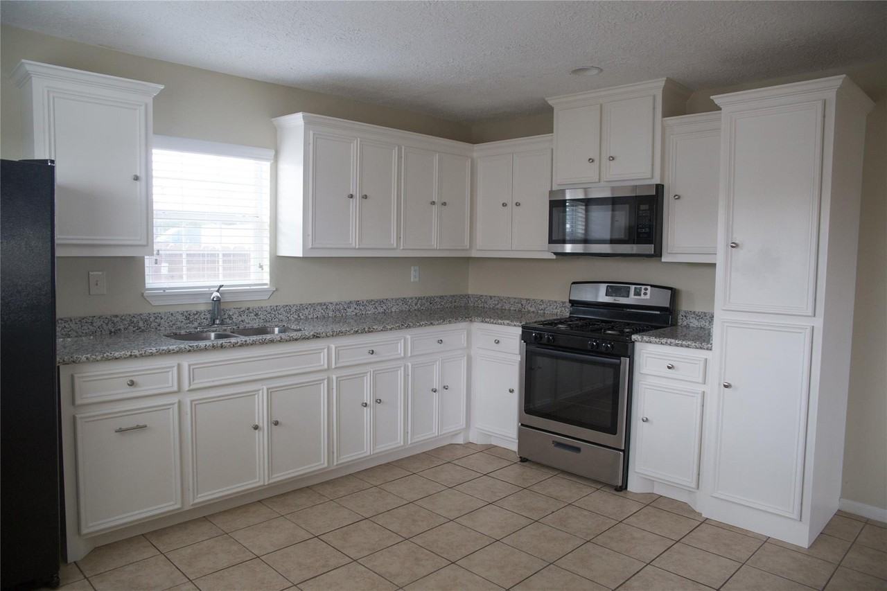 16947 Avenue a - Photo 6 of 12