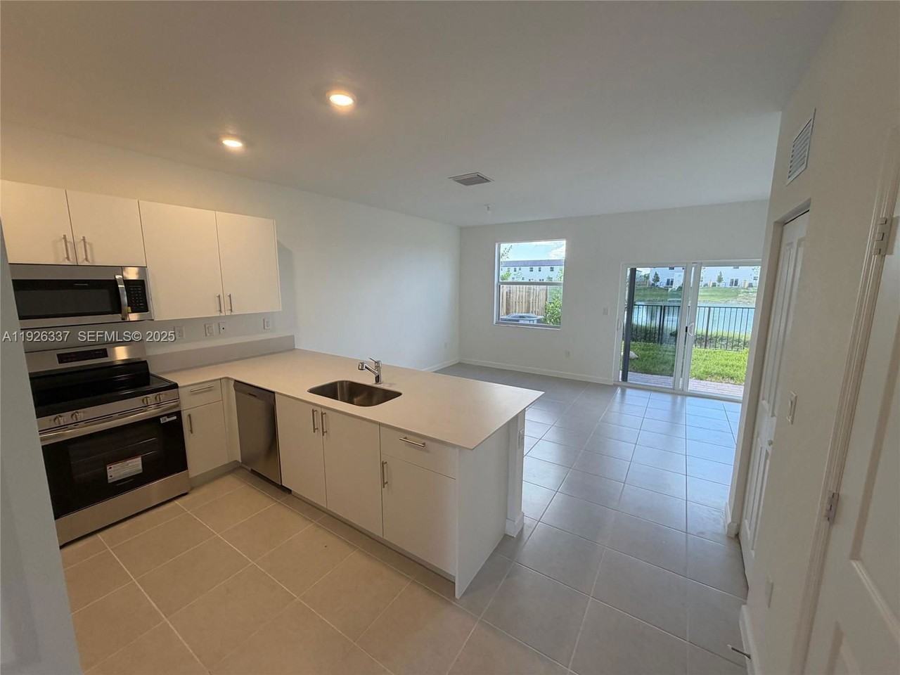 2772 Se 26th Ave #2772 - Photo 4 of 8