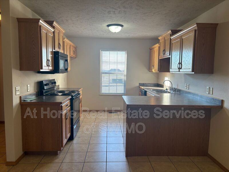 964 North Parkwood Avenue - Photo 2 of 11