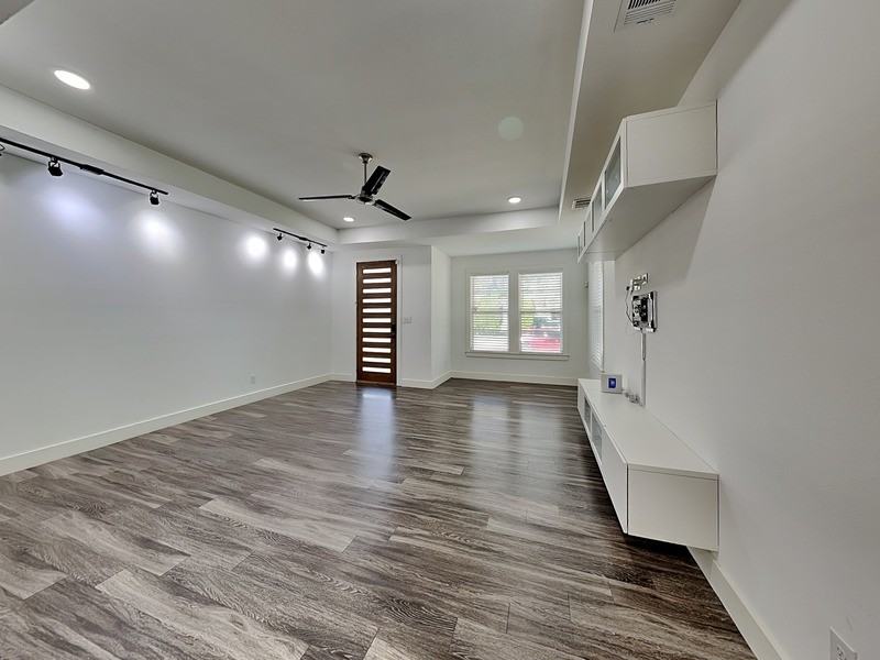 1920 Carver Ave - Photo 2 of 15