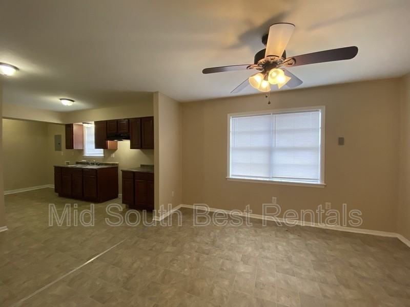 3988 Oakshire Cove - Photo 3 of 15