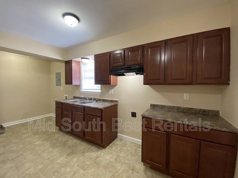 3988 Oakshire Cove - Photo 4 of 15